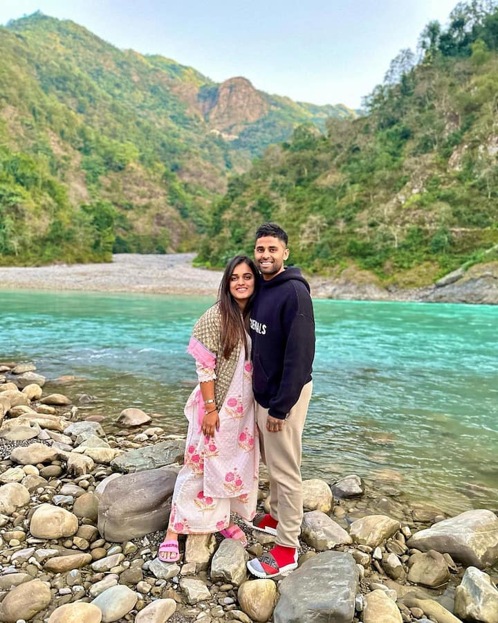 सूर्या ने आगे कहा, “हमने अपने न्यूट्रीशियनिस्ट से बात करनी शुरू की, अपने बैटिंग कोच से बात की. हर डिपार्टमेंट में कुछ न कुछ लगाओ. यह एक मिला-जुला निर्णय था. कुछ चीज़ों पर कंट्रोल किया. देर रात में दोस्तों के साथ बाहर जाना बंद करो, टाइम लिमिट रखो. वीकेंड्स पर प्लान करो. (फोटो सोर्स- इंस्टाग्राम)