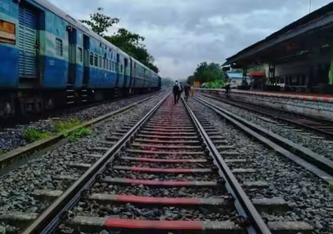 ਸ਼ਤਾਬਦੀ ਐਕਸਪ੍ਰੈਸ ਦੀ ਗੱਲ ਕਰੀਏ ਤਾਂ ਇਹ ਭਾਰਤ ਦੇ ਪਹਿਲੇ ਪ੍ਰਧਾਨ ਮੰਤਰੀ ਜਵਾਹਰ ਲਾਲ ਨਹਿਰੂ ਦੇ 100ਵੇਂ ਜਨਮ ਦਿਨ 'ਤੇ ਸ਼ੁਰੂ ਕੀਤੀ ਗਈ ਸੀ। ਇਹ ਇੱਕ ਚੇਅਰ ਕਾਰ ਟਰੇਨ ਹੈ। ਇਹ ਸਿਰਫ 400 ਤੋਂ 800 ਕਿਲੋਮੀਟਰ ਤੱਕ ਚੱਲਦਾ ਹੈ। ਇਹ 160 ਕਿਲੋਮੀਟਰ ਦੀ ਰਫਤਾਰ ਨਾਲ ਚੱਲਦਾ ਹੈ।