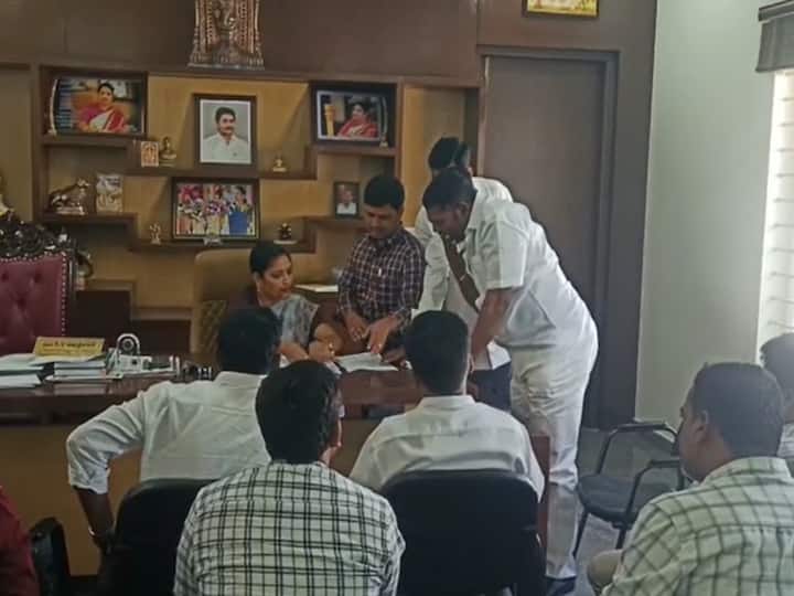 Anantapur Minister Usha Sri Viral Video Mlc election money distribution ysrcp activists DNN Minister Usha Sri Viral Video : ఓటర్లకు డబ్బు చేరిందో లేదో క్రాస్ చెక్ చేయండి, మంత్రి ఉషాశ్రీ వీడియో వైరల్!