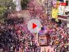 Watch: रंग-गुलाल से सराबोर हुआ इंदौर, 5 लाख लोगों के बीच शहर में निकली 3 किमी लंबी गेर, देखें वीडियो