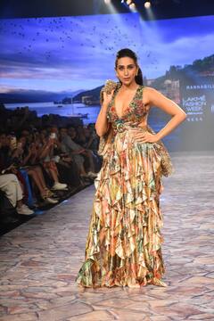 Lakme Fashion Week में करिश्मा और तमन्ना ने रैंप पर बिखेरा हुस्न का जलवा, तस्वीरें देख खूबसूरती के कायल हुए फैंस