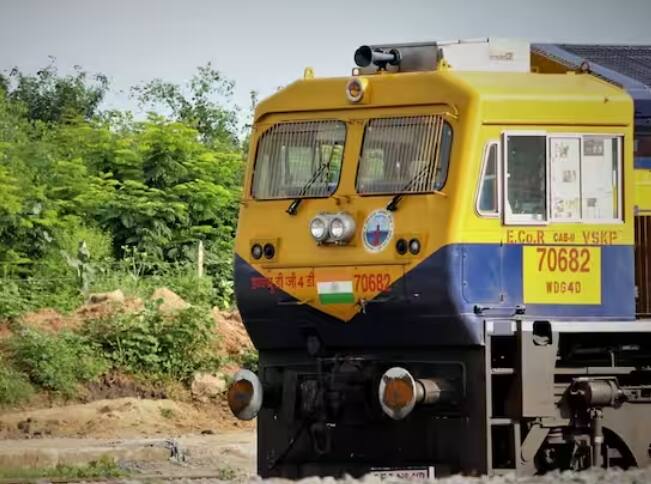 ਰਾਜਧਾਨੀ ਐਕਸਪ੍ਰੈਸ ਦਿੱਲੀ ਅਤੇ ਹੋਰ ਰਾਜਾਂ ਦੀਆਂ ਰਾਜਧਾਨੀਆਂ ਵਿਚਕਾਰ ਚੱਲਦੀ ਹੈ।