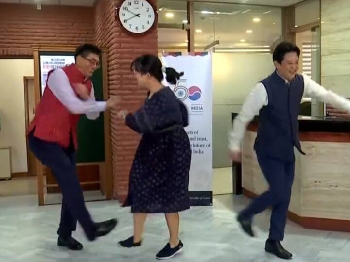 Naatu Naatu Song Oscar Award Korean Embassy Members dance On RRR Movie Oscar wining Song Oscar Award: ऑस्कर मिलने के बाद नाटू-नाटू गाने पर थिरक रही दुनिया, कोरियन एंबेसी के सदस्यों ने भी किया डांस, देखें वीडियो
