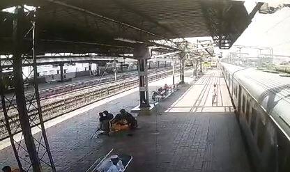 A young man died after falling on the railway track at Udhana railway station in Surat Surat: સુરતના ઉધના રેલવે સ્ટેશન પર ચાલુ ટ્રેનમાં ચડવા જતાં યુવકે જીવ ગુમાવ્યો