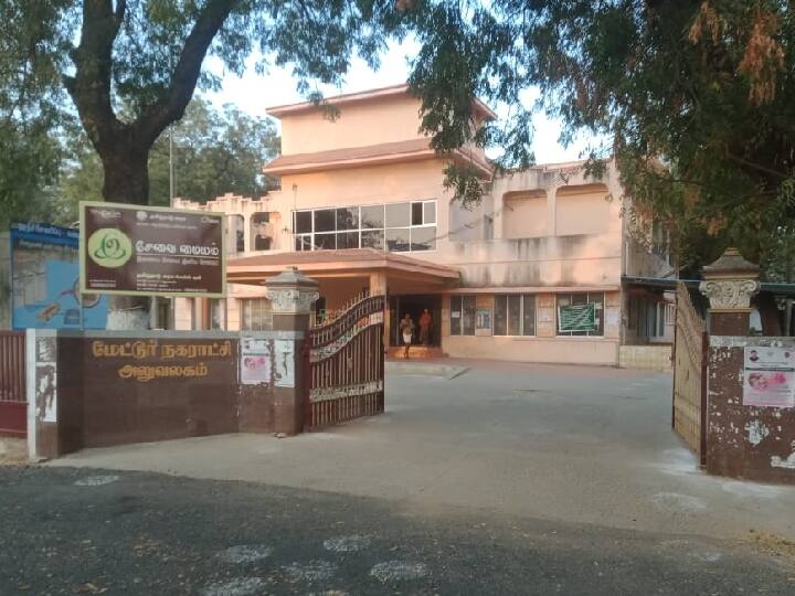 சேலம்: குடிநீர் வழங்கல் திட்டப் பணியை நகராட்சி கமிஷனர் திருப்பி அனுப்பியதாக நகராட்சி தலைவர் தர்ணா