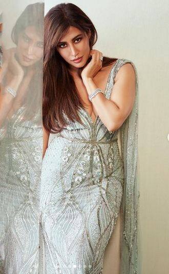 ਚਿਤਰਾਂਗਦਾ ਸਿੰਘ ਦੀਆਂ ਤਸਵੀਰਾਂ ਦਾ ਫੈਨਜ਼ ਬੇਸਬਰੀ ਨਾਲ ਇੰਤਜ਼ਾਰ ਕਰਦੇ ਹਨ। ਅਭਿਨੇਤਰੀ ਚਿਤਰਾਂਗਦਾ ਸਿੰਘ ਸਿਲਵਰ ਰੰਗ ਦੇ ਗਾਊਨ 'ਚ ਬੇਹੱਦ ਗਲੈਮਰਸ ਲੱਗ ਰਹੀ ਹੈ। ਉਸ ਦੀਆਂ ਤਸਵੀਰਾਂ ਨੂੰ ਦੇਖ ਕੇ ਪ੍ਰਸ਼ੰਸਕ ਤਾਰੀਫ ਦੇ ਪੁਲ ਬੰਨ੍ਹ ਰਹੇ ਹਨ। ਵੇਖੋ ਉਸ ਦੀਆਂ ਇਹ ਵਾਇਰਲ ਤਸਵੀਰਾਂ...