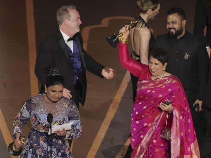 गुनीत मोगाने द एलिफंट विस्परर्स (The Elephant Whisperers) या माहितीपटाची निर्मिती केली.  द एलिफंट विस्परर्स या डॉक्युमेंट्रीनं ऑस्कर पुरस्कार जिंकल्यानंतर गुनीतनं सोशल मीडियावर हा फोटो शेअर केला.  (RRR Movie/Twitter)