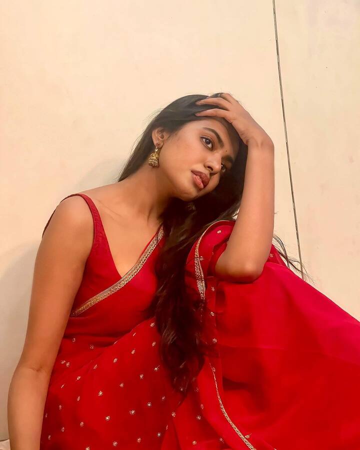 తెలుగు, తమిళ సినిమాల్లో నటిస్తోంది ఈ బ్యూటీ. -Image Credit: Shivani Rajasekhar/Instagram