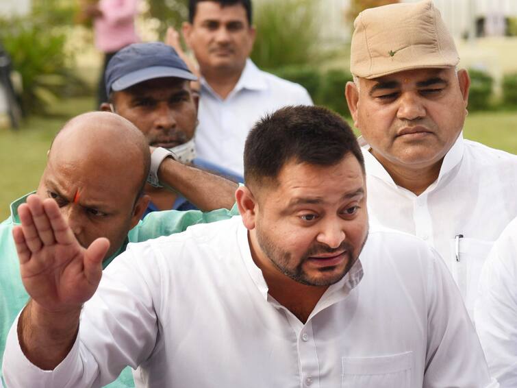 Tejashwi Tadav Says His Sisters Were Made To Take Off Jewellery And Those Were Shown As ED Recovery Land For Jobs Scam 'Thenga Mila Hai': Tejashwi Claims 'Used' Jewellery Of His Sisters Were Shown As Recovery By ED