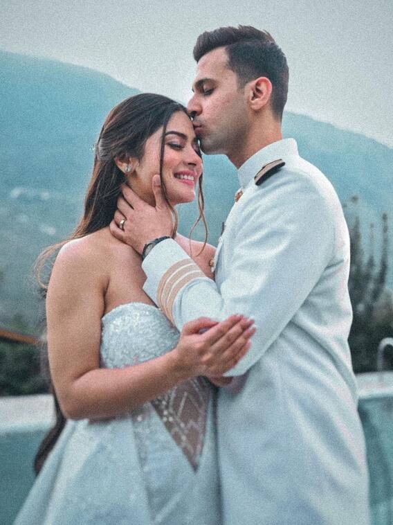 हल्दी और संगीत में  मंगेतर संग रोमांटिक हुईं ये TV एक्ट्रेस