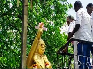 தமிழக அரசின் நடவடிக்கையை கண்டித்து அம்பேத்கர் சிலையிடம் ஹெச்.ராஜா தலைமையில் மனு அளித்த பாஜகவினர் !