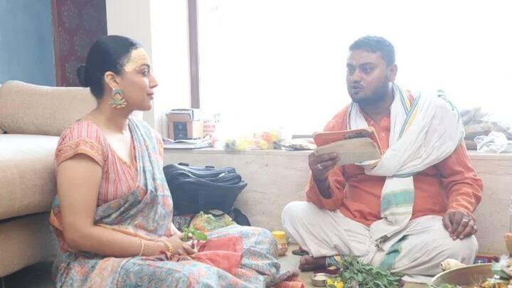 ये एक्ट्रेस के घर का लिविंग एरिया है. जहां पर कांच की विंडो लगी हुई है. साथ ही यहां ऑफ व्हाइट सोफा भी रखा हुआ है.