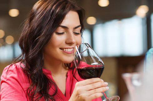 Health Benefits Of Red Wine: ਭਾਰਤ ਵਿੱਚ ਵਾਇਨ ਕੋਈ ਜ਼ਿਆਦਾ ਮੁਕਬੂਲ ਨਹੀਂ। ਵਾਈਨ ਦੀ ਤੁਲਣਾ ਅਕਸਰ ਸ਼ਰਾਬ ਨਾਲ ਕੀਤੀ ਜਾਂਦੀ ਹੈ। ਵਾਈਨ ਵਿੱਚ ਨਸ਼ਾ ਘੱਟ ਹੁੰਦਾ ਹੈ ਤੇ ਇਸ ਲਈ ਸ਼ਰਾਬ ਦੇ ਸ਼ੌਕੀਨ ਇਸ ਨੂੰ ਬਹੁਤੀ ਤਵੱਜੋਂ ਨਹੀਂ ਦਿੰਦੇ।