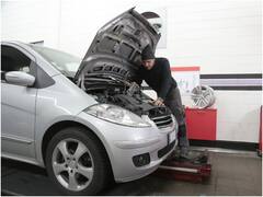 कार की सर्विस कब और कैसे कराएं? जानें रख-रखाव से जुड़ी ये पांच अहम बातें