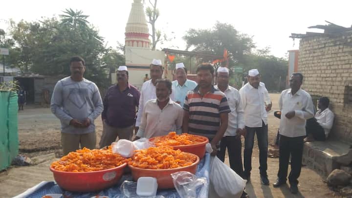 मुलगी जन्माला आल्यामुळे देशमुख कुटुंबियांनी अवघ्या गावाचं तोंड गोड केलं. 
तब्बल 300 किलो जिलेबी विशाल देशमुख यांनी गावात वाटली