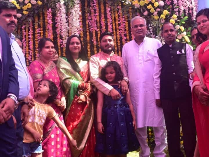Manendragarh Chirmiri Bharatpur CM Bhupesh Baghel reached in NSUI state president Neeraj Pandey wedding ANN Chhattisgarh Politics: NSUI प्रदेश अध्यक्ष नीरज पांडेय की शादी में पहुंचे सीएम बघेल, इन दिग्गजों की एंट्री के क्या हैं मायने?