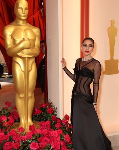 Oscars 2023: લેડી ગાગાએ બ્લેક ગાઉન સાથે ગ્લેમરસ સ્ટાઈલમાં ઓસ્કાર 2023માં પ્રવેશ કર્યો હતો. પરંતુ લાઈવ પરફોર્મન્સ દરમિયાન તેના લુકે બધાને ચોંકાવી દીધા હતા.