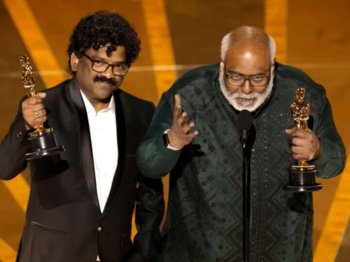 संगीतकार एम एम किरावाणी आणि गीतकार चंद्रबोस यांनी नाटू नाटू गाण्याला मिळालेला बेस्ट ओरिजनल सॉन्ग कॅटेगरीमधील ऑस्कर पुरस्कार स्टेजवर जाऊन स्विकारला.   (RRR Movie/Twitter)