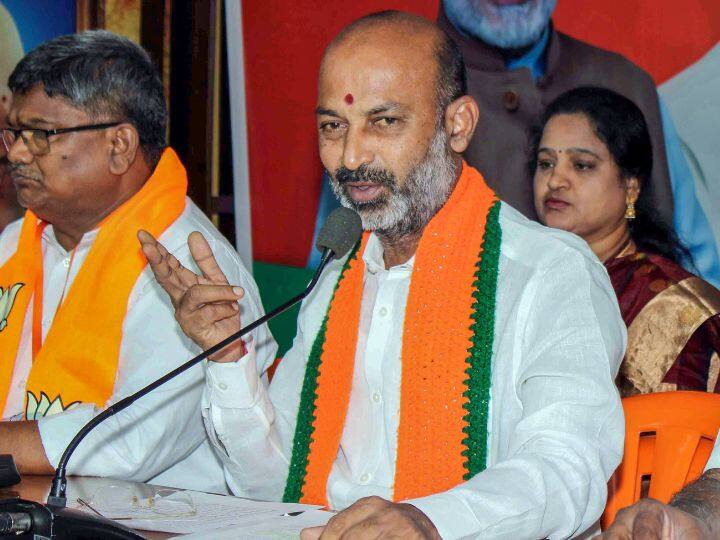 Telangana: '...तो क्या करेंगे किस', BJP अध्यक्ष बंदी ने KCR की बेटी पर किया कमेंट, पार्टी ने कहा- हमारा कोई लेना देना नहीं bjp president bandi Sanjay Kumar statement on k kavitha BJP said party has nothing to do with statements Telangana: '...तो क्या करेंगे किस', BJP अध्यक्ष बंदी ने KCR की बेटी पर किया कमेंट, पार्टी ने कहा- हमारा कोई लेना देना नहीं