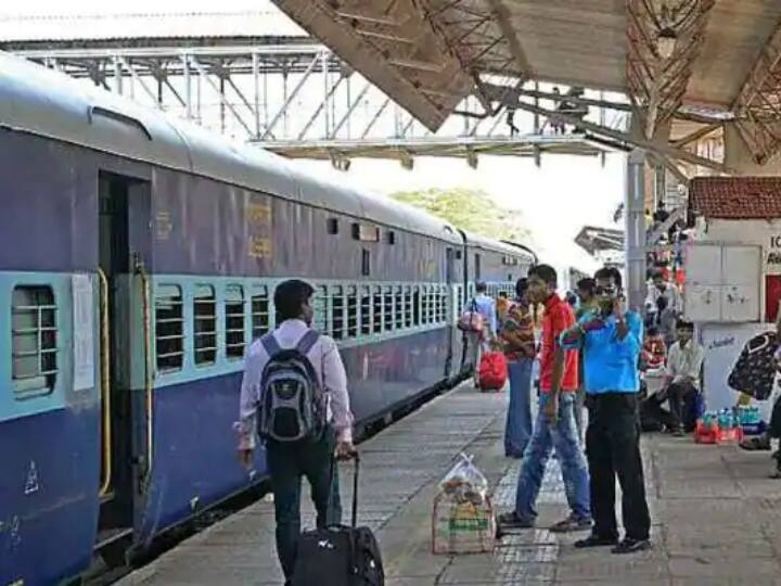 वहीं अगर किसी यात्री को सीट की आवश्यकता है और सीट खाली है तो उचित शुल्क के साथ ये सीट अलॉट कर सकता है. हालांकि ये सभी जांच पड़ताल ट्रेन के अंदर ही कर सकता है. (PC- Freepik.com)