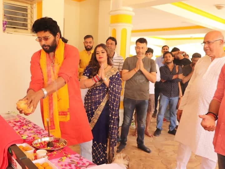 निधि झा के पति यश कुमार ने हाल ही में एक्ट्रेस को टैग करते हुए अपने 3 बड़े प्रोजेक्ट्स की अनाउंसमेंट की है साथ ही सेट से महुरत की फोटो भी शेयर की है.