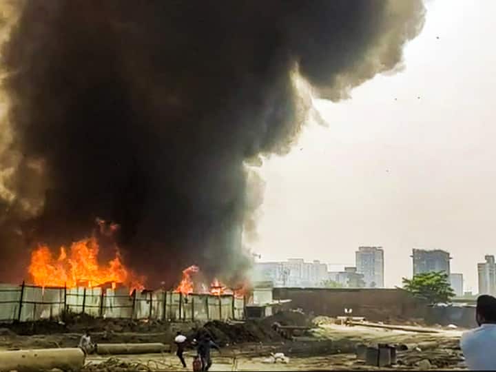 Mumbai Fire Fierce fire in Mumbai Malad slum ann Mumbai Fire: मुंबई के मलाड की झुग्गी बस्ती में लगी भीषण आग, 15 से 20 LPG सिलेंडर में ब्लास्ट