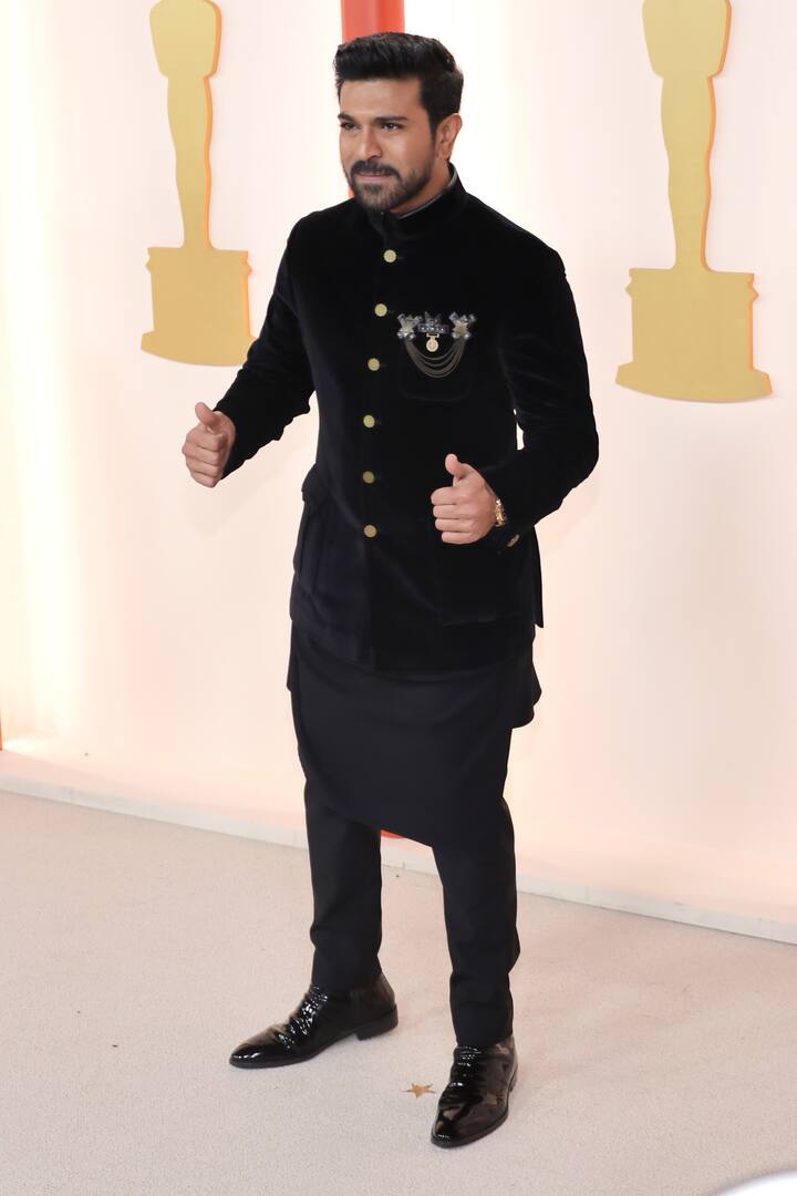 रामचरण की बात करें तो उन्होंने क्लासिक इंडो-वेस्टर्न आउटफिट कैरी किया. राम चरण का ऑल ब्लैक लुक फैंस को काफी पसंद आ रहा है.