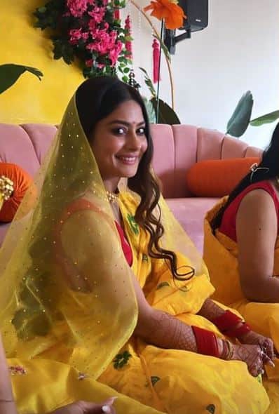 मेहंदी के बाद कृष्णा मुखर्जी की हल्दी सेरेमनी आयोजित की गई, जिसमें वह बहुत खूबसूरत लग रही थीं.