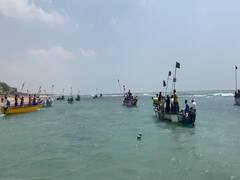 தூண்டில் வளைவு கேட்டு கருப்புக் கொடி கட்டி கடலுக்குள் இறங்கி போராடும் நெல்லை மீனவர்கள்