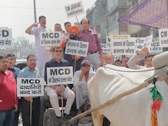 दिल्ली में व्यापारियों ने MCD के खिलाफ सीलिंग को लेकर फिर बोला हल्ला, ठेले पर किया प्रदर्शन