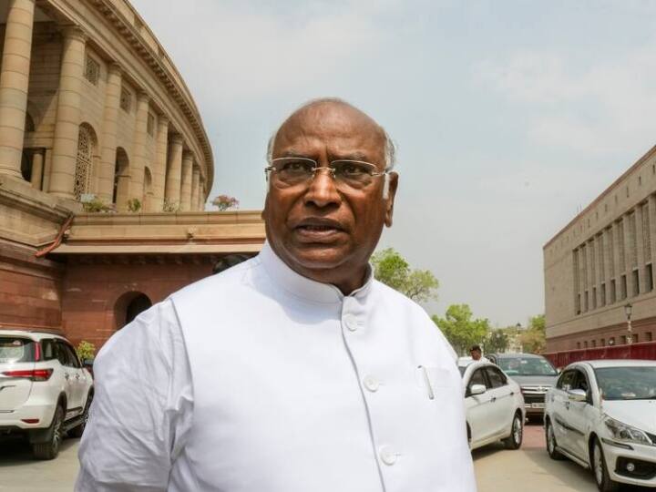 Mallikarjun Kharge explained Rahul Gandhi comment over not allowed speak on mic Congress slams 'आपको 10 मिनट, हमें 2 मिनट', माइक पर बोलने नहीं दिया जाता वाले कमेंट को खरगे ने किया एक्सप्लेन