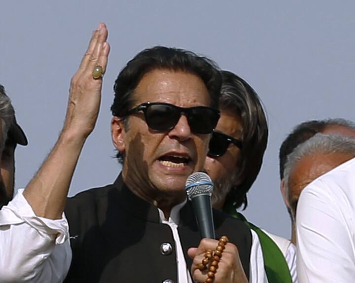 Pakistan Imran Khan non-bailable arrest warrants issued by Islamabad court in case on threatening woman judge Pakistan: महिला जज को धमकाने के मामले में कभी भी हो सकती है इमरान खान की गिरफ्तारी, बुलेट प्रूफ कार में घर से निकले PTI चीफ