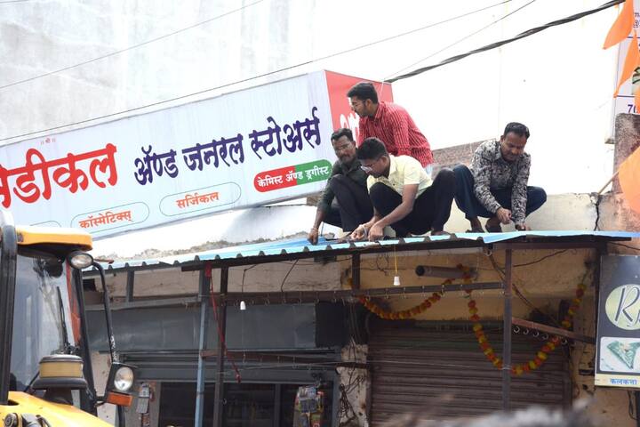 यामध्ये नागरिकांनी आपल्या घरासमोरील पार्किंगच्या जागेत आणि सामासिक अंतरात अनधिकृत बांधकाम करून अतिक्रमण केले होते.