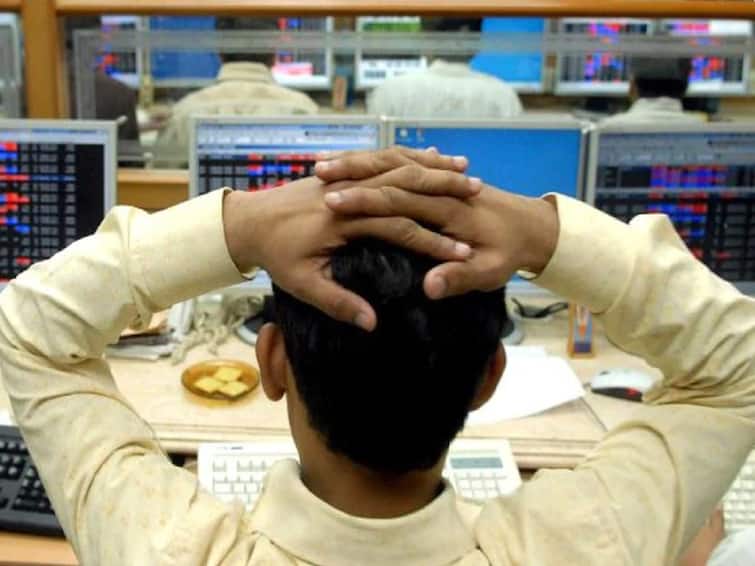 Share Market Closing Bell Nifty slips below 17200 Sensex falls 897 points Share Market Updates : शेअर बाजारात विक्रीच्या सपाट्याने पडझड; सेन्सेक्स 900 अंकांनी घसरला