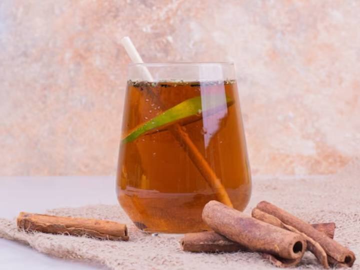 गर्मियों में आइस्ड टी पीना किसे पसंद नहीं होता है. ऐसे में घर पर बनाएं अदरक, शहद और काली चाय से बनी आइस्ड टी. इसे एक पीकर देखें तो बार-बार पीने का करेगा मन. हेल्थ के हिसाब से यह एक शानदार रेसिपी है. इसे बनाने के लिए आपको कुछ चीजें की जरूरत पड़ेगी. हल्की मिठास के लिए चीनी मिलाएं.