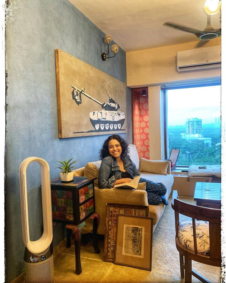 स्वरा मुंबईतील एका पॉश भागात 3BHK लक्झरी फ्लॅटमध्ये राहते.