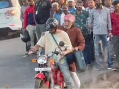 कुर्ता पजामा पहनकर ढाबे पर खाना खाने पहुंचे मिथुन चक्रवर्ती! एक झलक पाने के लिए उमड़ी भीड़