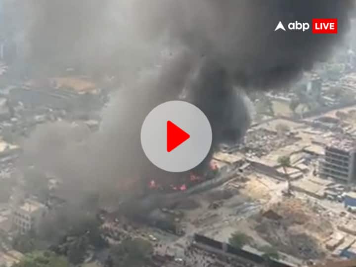 Mumbai Massive fire breaks out in slums Goregaon Oshiwara area Mumbai Fire: मुंबई में ओशिवारा मार्केट में लगी भीषण आग, कई फर्नीचर की दुकानें जलकर खाक, देखें वीडियो