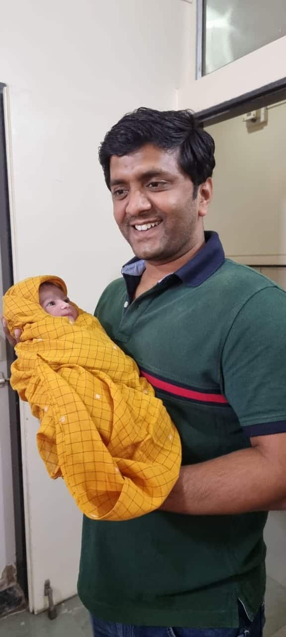 विशाल देशमुख हे आपल्या लाडक्या लेकीला भेटायला सातारा जिल्ह्यातील वाई या गावी आपल्या संपूर्ण परिवारासह गेले.