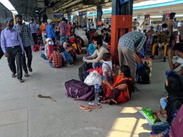 टीसी की भी नियुक्ति वाणिज्य विभाग के तहत होता है और इसका काम टीटीई के समान ही होता है. इसे भी ट्रेन टिकट चेक करने का अधिकार दिया जाता है. (PC- Twitter)