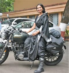 In Photos: साड़ी पहनकर बाइक से वर्ल्ड टूर करने निकली पुणे की ये महिला, सामने आईं खास तस्वीरें