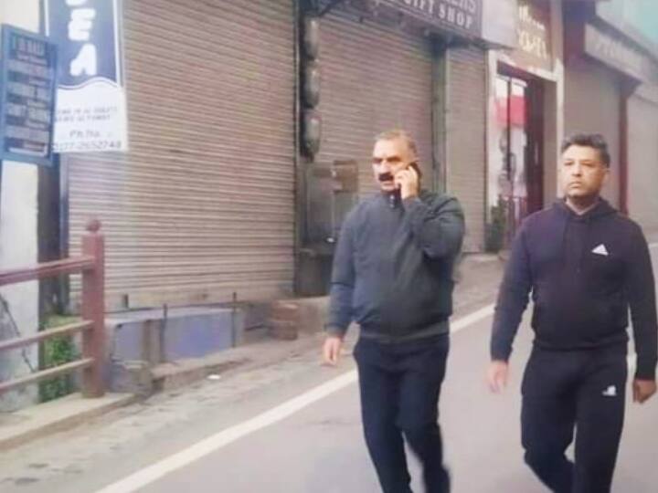 Himachal: CM Sukhvinder Singh Sukhu on morning walk without frills, photo viral on social media Himachal: बिना तामझाम के मॉर्निंग वॉक पर गए CM सुक्खू, सोशल मीडिया पर तस्वीर हुई वायरल