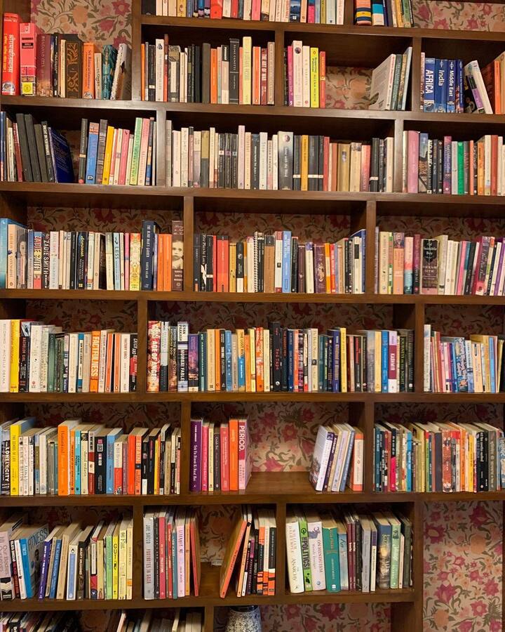स्वरा भास्करने तिच्या घरात एक छोटी लायब्ररीही बनवली आहे. जिथे तुम्हाला बरीच पुस्तके बघायला मिळतील.