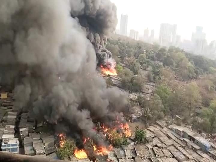Mumbai Malad Fire :  मुंबईतील मालाड पूर्वमधील झोपडपट्टीला भीषण आग लागली आहे.