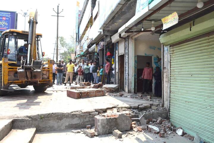 छत्रपती संभाजीनगर महानगरपालिका अतिक्रमण हटाव विभागामार्फत आज अनधिकृत बांधकामे जमीनदोस्त करण्यात आले.