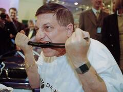 Metal Eater Man: दुनिया का इकलौता शख्स जिसे अनाजों से ज्यादा मेटल खाने का है शौक, आप भी देखें तस्वीरें