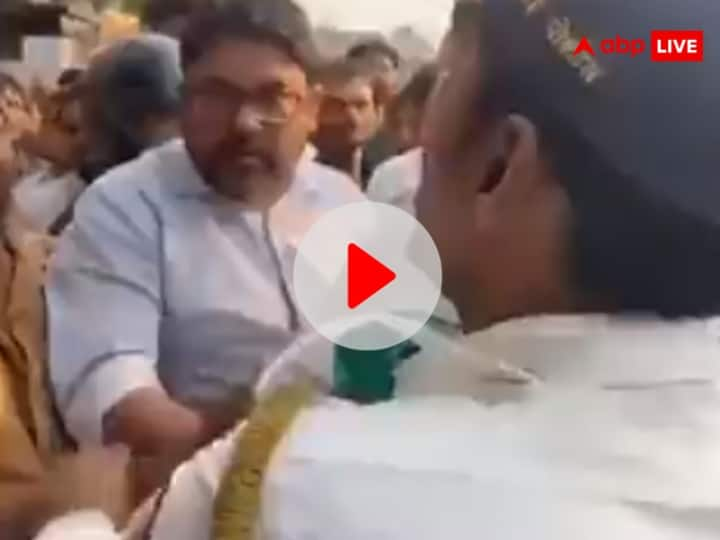 mumbai man assaults police constable when stopped for breaking traffic signal see Mumbai Traffic Police video Watch: मुंबई में सिग्नल तोड़कर भाग रहा था बाइक सवार, रोकने पर ट्रैफिक पुलिस के साथ की मारपीट, देखें वीडियो