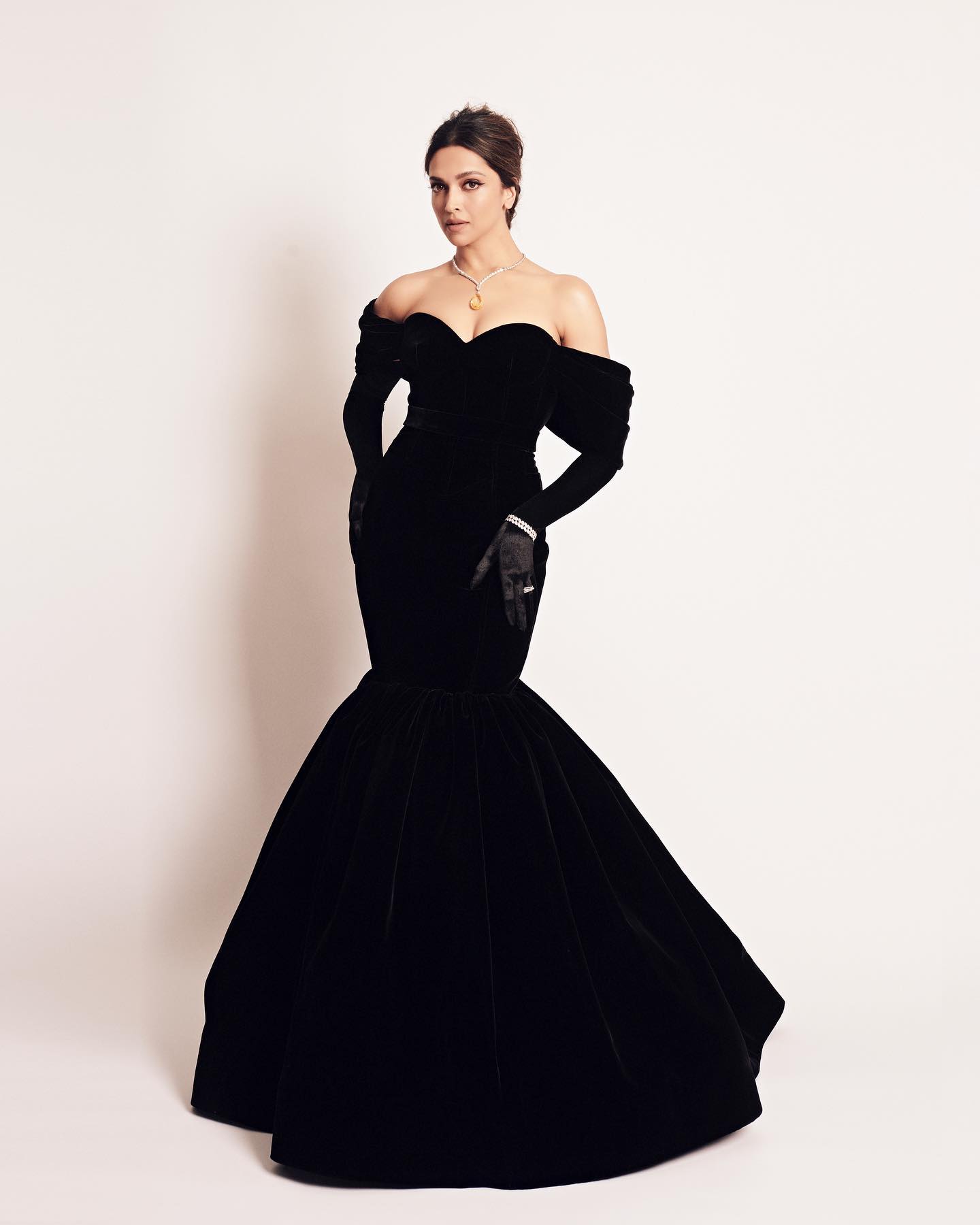 Deepika in black off-shoulder gown | Nepalnews