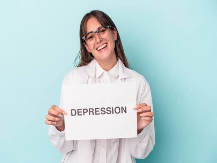 health tips what is smiling depression its symptoms prevention and treatment in hindi कहीं आपका कोई अपना भी तो स्माइलिंग डिप्रेशन का शिकार नहीं? जानिए इसमें क्या होता है