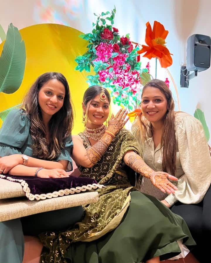 कृष्णा मुखर्जी की शादी की रस्में 11 मार्च 2023 से शुरू हो गई थीं. 11 मार्च को कृष्णा की मेहंदी सेरेमनी आयोजित की गई थी, जिसमें एक्ट्रेस ने ग्रीन कलर का आउटफिट पहना था.